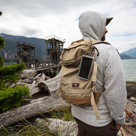 Lifestyleimage - Cover hanging on a packpack Lifestyleimage - Cover hanging on a packpack
