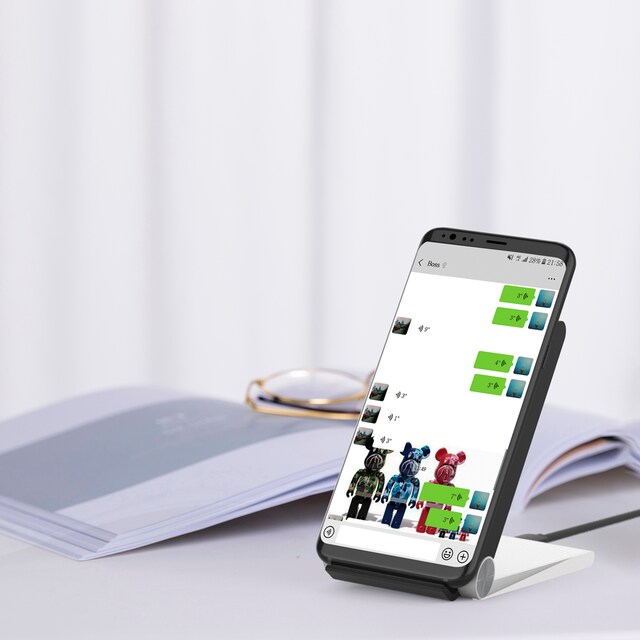 Lader med telefon Lader med telefon