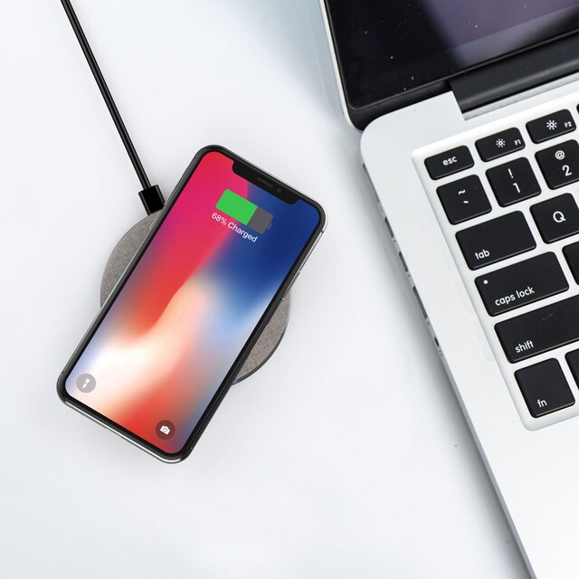 trådløs lader med telefon, ved siden av pc trådløs lader med telefon, ved siden av pc