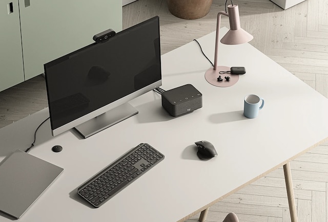 Bilde av skrivebord med Logitech produkter - Logi Dock, MX keys, MX master og Zone true wireless